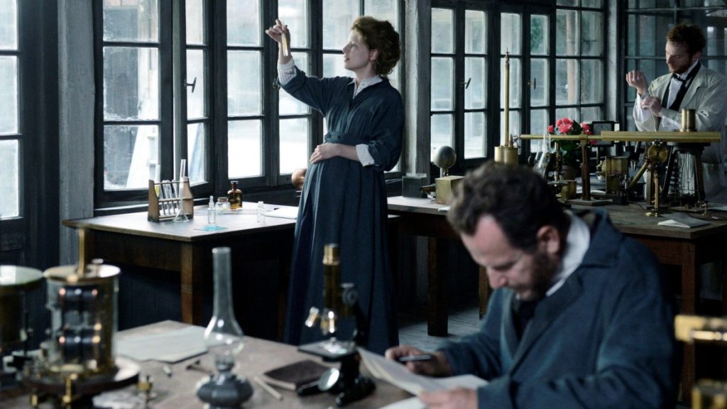 Kadr z filmu o Marii Skłodowskiej-Curie